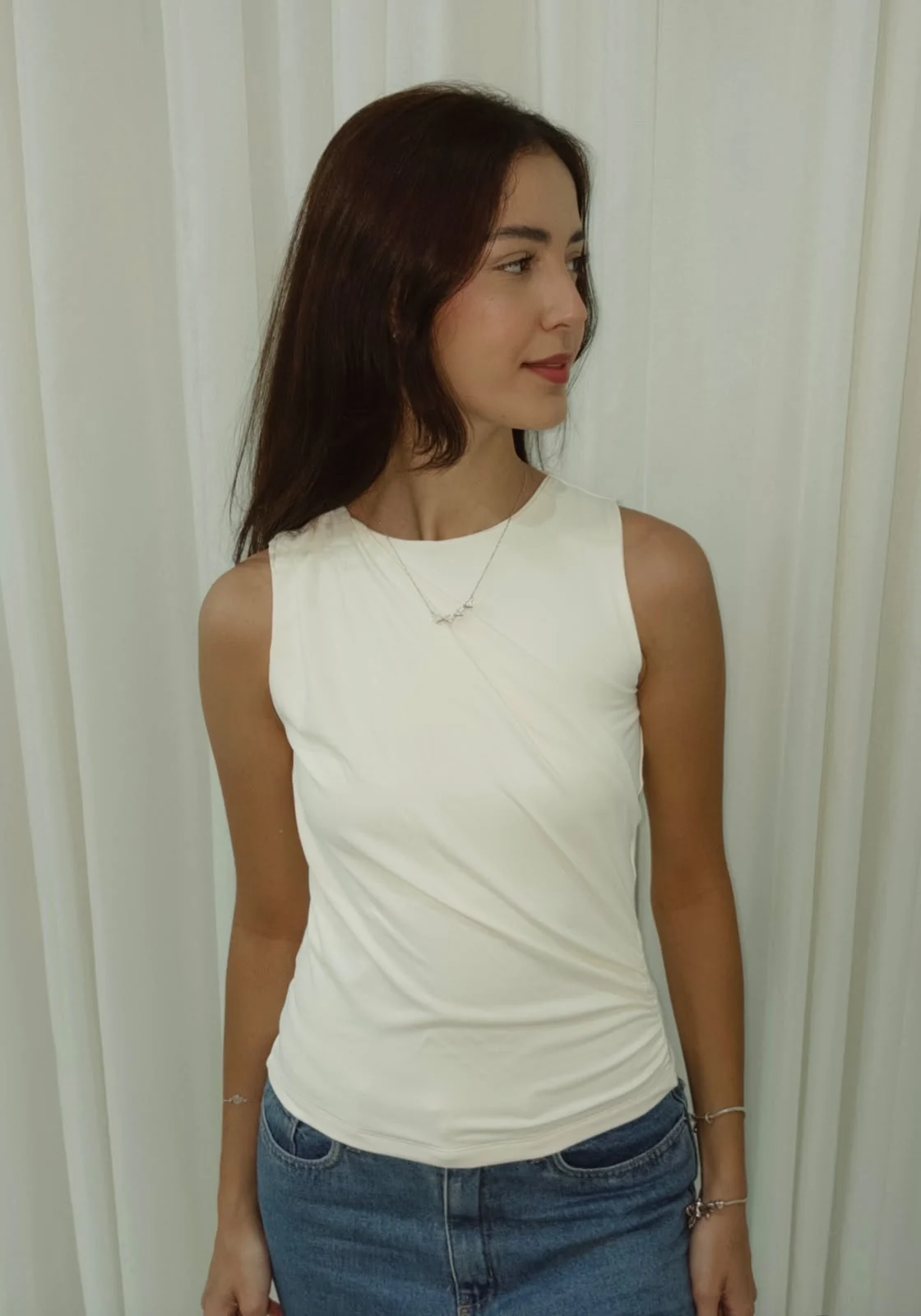 Blusinha Jô off-white, sem mangas e com decote alto